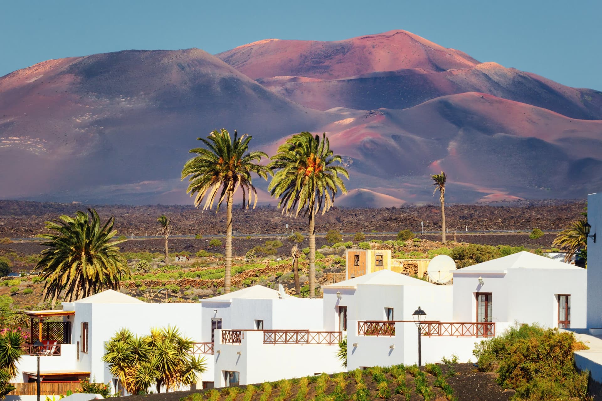 Arquitectura tradicional blanca de Lanzarote con techos planos en paisaje volc\u00e1nico - sistema de aljibes